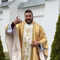 "Da se prekrstiš i kažeš - 'Vo imja oca'!" Ljudi gledaju u sveštenika i ne veruju šta su upravo videli (video)