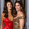 Не зна се која је лепша: Синди Крафорд и Каја Гербер блистале у светлуцавим хаљинама!