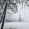 Kao iz bajke: Mala crkva na padinama Suvobora pod prvim snegom, meštani je vole i kažu - da nam se u njoj mladi venčavaju i…