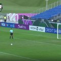 Ovo nema ni u video igrici! Golman nije mogao da veruje šta ga je snašlo (video)