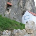 Ništa im nije sveto! Vandali oskrnavili crkvu kod Hadži Prodanove pećine - presekli kablove da prikriju tragove!