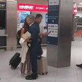 Ovo je devojka Petera Mađara Uhvaćen na aerodromu sa buketom cveća, a onda se pojavila i ona: "I dalje je pored mene" (video)…