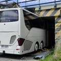Autobus pun putnika se zakucao u podvožnjak: Skandalozna greška vozača u Češkoj (foto)