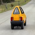 Najtanji auto na svetu! Jutjuber presekao stari Ford na pola i od njega napravio vozilo veličine kolica iz supermarketa -…