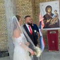 „Zovi Sandru, kaži hitno…“ Haos ispred crkve pred venčanje Dejana Kralja i doktorke: „Hoćeš ti da se ženiš?“