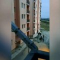 Obijena zgrada u Leposaviću: Razbijena ulazna vrata na objektu sa 12 stanova koji se grade novcem Kancelarije za Kosovo i…