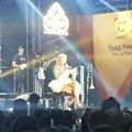 Lepa Brena zapalila Niš: Na koncertu se pojavila u flourescentnoj haljini i oduševila publiku (video)