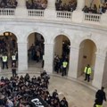 Demonstranti ušli U Kapitol hil: Veliki broj policajaca obezbeđuje zgradu (foto/video)
