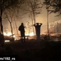 (Video/foto)gore vikendice na gružanskom jezeru: Ljudi u blizini u šoku gledaju kako plamen guta sve pred sobom