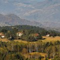 Mala opština na Balkanu posle prodaje kuća po ceni jedne žvake, ima novi genijalan plan: Grade mini grad samo za jednu grupu…