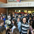 ВИДЕО Завршен скуп професора и студената који подржавају Грухоњића: Младићи који блокирају факултет провоцирали…