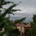 Izbušeni krovovi, slomljena stakla na automobilima: Grad načinio materijalnu štetu i na području Šapca (FOTO)