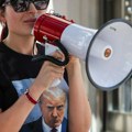 Prati Trampa poslednjih dana, širi teorije zavere: Ko je žena čije je prisustvo zabrinulo i republikance?