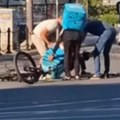 Dostavljač na biciklu prošao na crveno, pa se zakucao u auto: Ostao da leži nasred raskrsnice u Beogradu