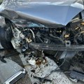 Prevrnula se prikolica s automobilom, srča svuda po putu: Težak udes na auto-putu Miloš Veliki
