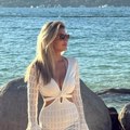 Voditeljka "Prve" rodila dva sina, a sad se skinula i pokazala obline: U haljini sa prorezima blista, a komentari se nižu