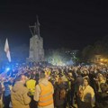 (VIDEO) Novopazarski studenti stigli u Kraljevo, priređen im doček na Trgu srpskih ratnika