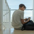 Širi se novi uznemirujući trend među učenicima osnovnih škola: Deca u WhatsApp grupama dele slike raskomadanih tela