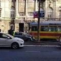 Sudarili se tramvaj i auto: Vozač teško povređen, ne mogu da ga izvuku! Saobraćaj obustavljen u delu Bulevara kralja Aleksandra…