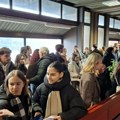 Studenti donese jastuke i dušeke na Filozofski fakultet u Novom Sadu: Jaćimović dovezao autobuse ispred zgrade i sirenom pravi…