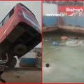 Prvi snimci stravične nesreće: Autobus se survao u reku, na desetine mrtvih (video)