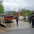 (Foto) Srušene garaže u severnom delu Kosovske Mitrovice čiji su vlasnici Srbi: Na terenu policija i Euleks