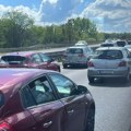 Ko nije poranio, ostao je zaglavljen: Prvomajski haos na izlazima iz Beograda – kilometarske kolone na auto-putu (foto/video)