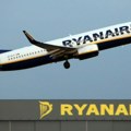 Oštećenje prozora na avionu u Solunu možda izazvao ‘strani predmet’: Rajaner