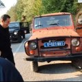 Dačića oduševljen automobilima u Trnovcu, vatrogasci za to vreme u džipovima starim preko pola veka