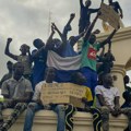 Stotine ljudi se okupilo u glavnom gradu Nigera u podršku vojne hunte, prekinuti francuski mediji