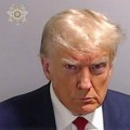 Tramp glavna zvezda na iksu: Zatvorska fotografija zapalila društvene mreže, #TrumpMugshot se širi brzinom munje! (foto)