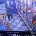 Ušetao u prodavnicu sa puškom u rukama, pa počeo da puca Isplivao jeziv snimak nadzornih kamera (video)