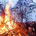 Pravoslavni vernici paljenjem badnjaka obeležili su Badnje veče širom Srbije (FOTO)