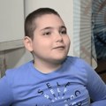 Dvanaestogodišnjem Ognjenu iz Bratmilovca kod Leskovca hitno potrebna pomoć za nastavak lečenja, mesečna terapija 4.000…