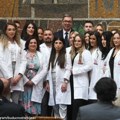Председник Србије уручио уговоре најбољим младим медицинарима