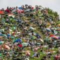 Ovako su izgledala brda oko stadiona na kom je pevala Tejlor Svift: Fanovi našli način da je čuju, a ne plate kartu (foto…