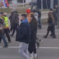 Studenti u blokadi zaustavili saobraćaj na raskrsnici Ruzveltove i Kraljice Marije: U Zemunu se okupili u centru, ispred…