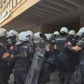 Interventna policija nasrnula na građane u Novom Sadu: Jedan mladić se od udaraca onesvestio, drugi student priveden