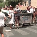 (VIDEO) Gagi Jovanović sa građanima na blokadi u Zemunu peva "Ružo rumena"