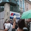 Incident na protestu u Kraljevu: Članovi SNS-a gađali građane jajima, oni uzvratili