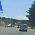 Motor pao na zemlju, delovi rasuti: Sudar dvotočkaša i automobila na putu kod Zlatibora, saobraćaj se odvija otežano (FOTO)