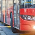 „Stanite, molim vas, biju ga!“ Drama u autobusu na liniji 706 u Beogradu: Dva mladića i devojka pokušali da opljačkaju putnika…
