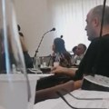 (VIDEO) Na sednici Skupštine u Gornjem Milanovcu SNS odbornica glasala bez prisustva: Kolega pritisnuo taster umesto nje
