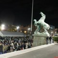 Skup ispred Skupštine Srbije: Okupljaju se građani koji se protive blokadama, zapaljeni šator zamenjen novim
