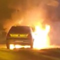 (Video) Vatra guta vozilo u Kaluđerici V. Buktinja divlja, gust dim se širi ulicom: Vatrogasci na terenu