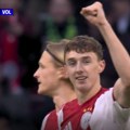 Kad ne mogu napadači, može štoper: Dva gola Basa za pobedu Ajaksa