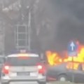 (Video) Plamen progutao automobil: Stravična scena u Bačkoj Palanci, vatra se razbuktala nasred ulice!