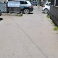 Čitaoci javljaju: Automobilom zagradio izlaz sa parkinga