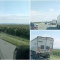 (Video) Kamiondžije stale da pomognu kolegi! Prevrnuo se kamion kod Zmajeva, teška saobraćajka na autoputu ka Novom Sadu…