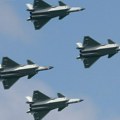 Trese se Vašington! Kineski nevidljivi lovac J-20 ide u opasnu misiju – pravi neprobojni štit oko nuklearnih bombardera…